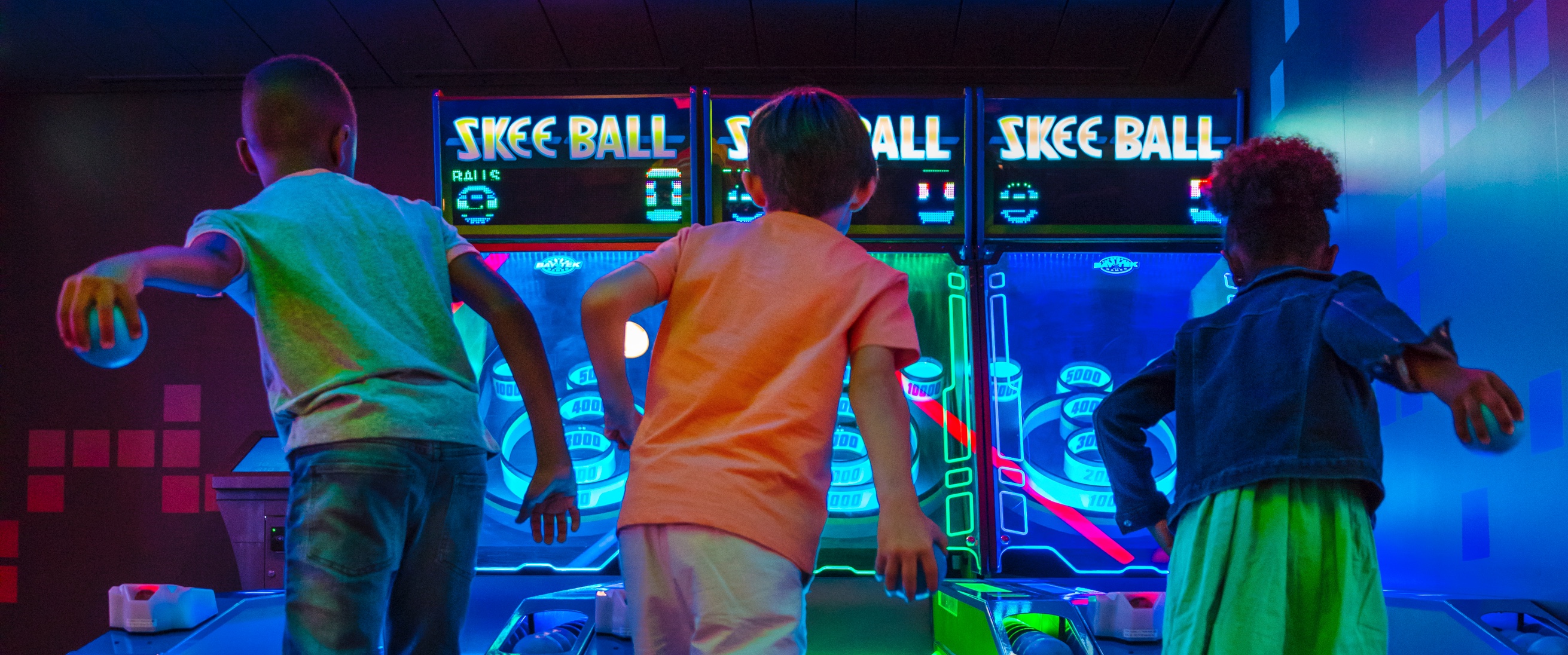 Kinder beim Skeeball-Spielen in der Playmakers Sports Arcade Bar.