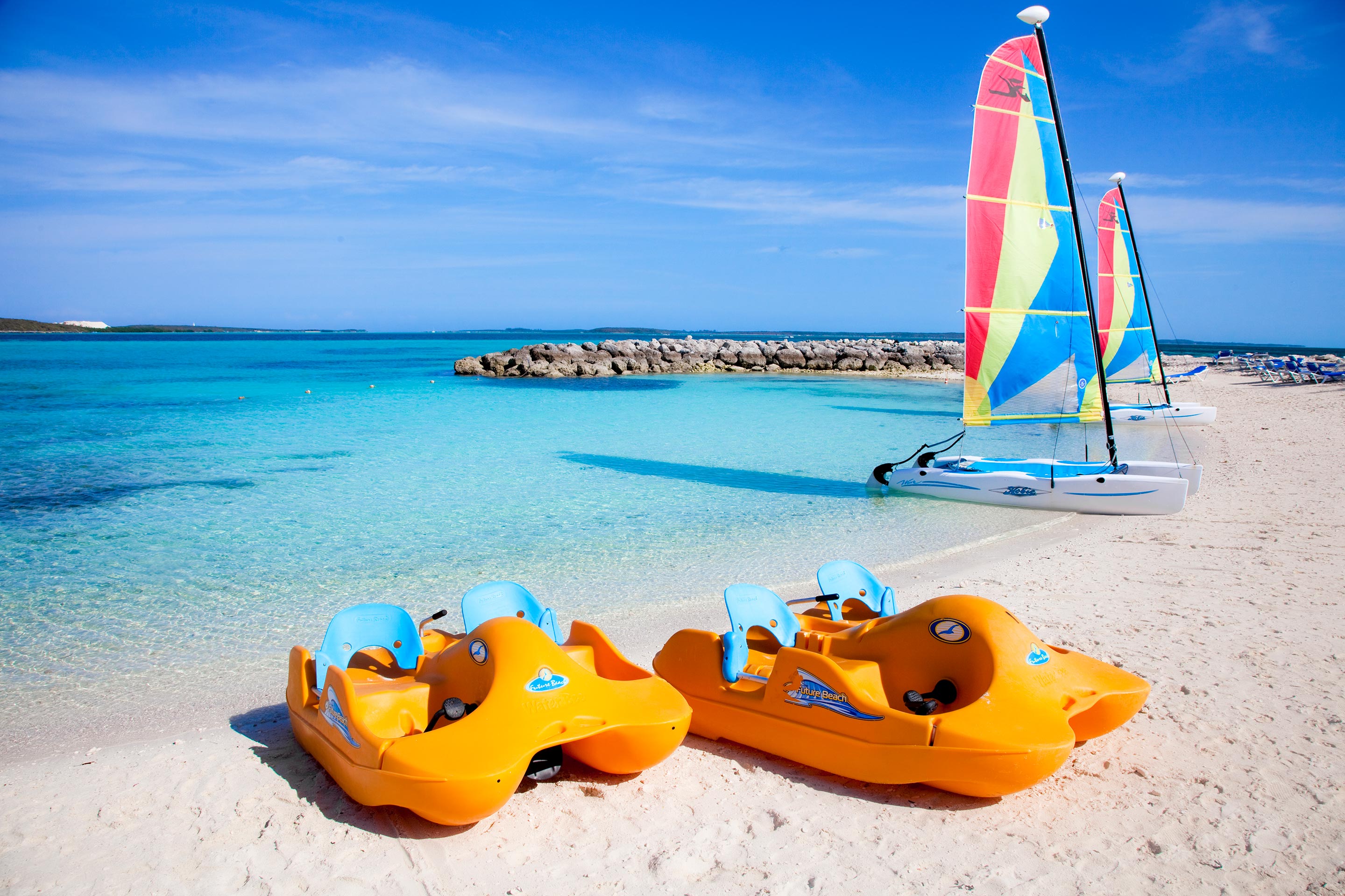 Zwei Tretboote an einem Strand auf CocoCay, Bahamas