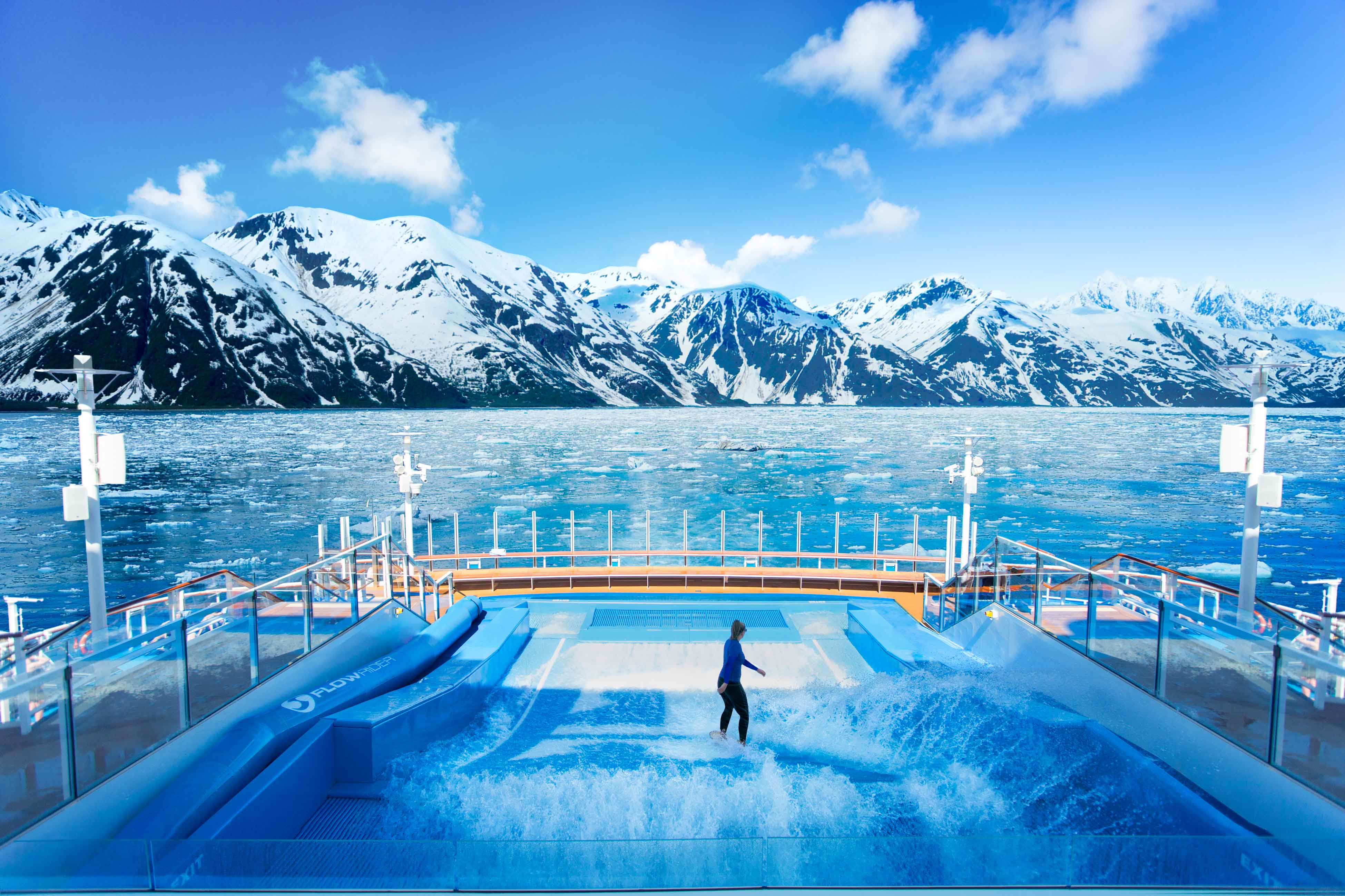 Flowrider en Ovation of the Seas con una increíble vista panorámica de Alaska.