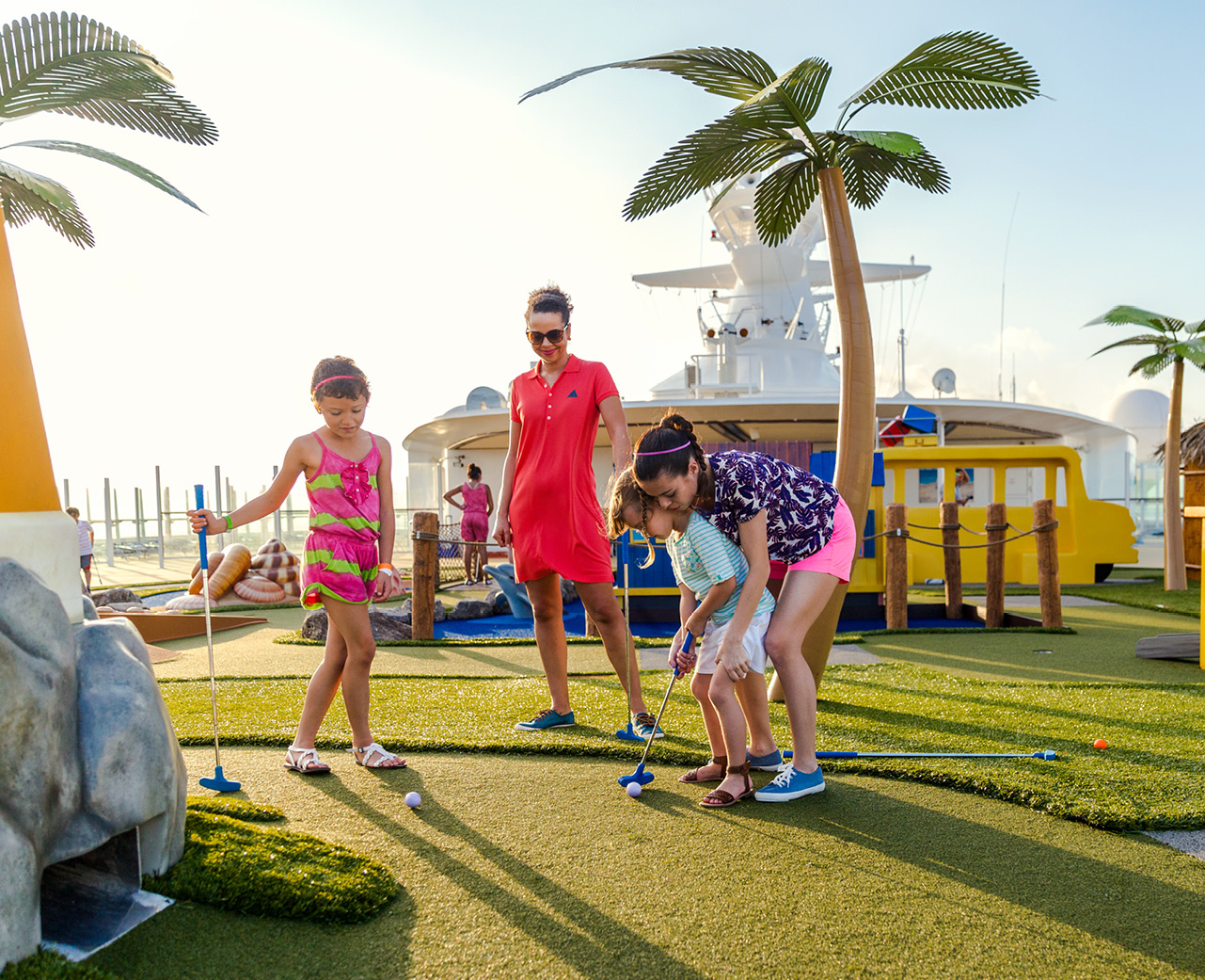 Famiglia intenta a trascorrere il pomeriggio giocando a minigolf in crociera