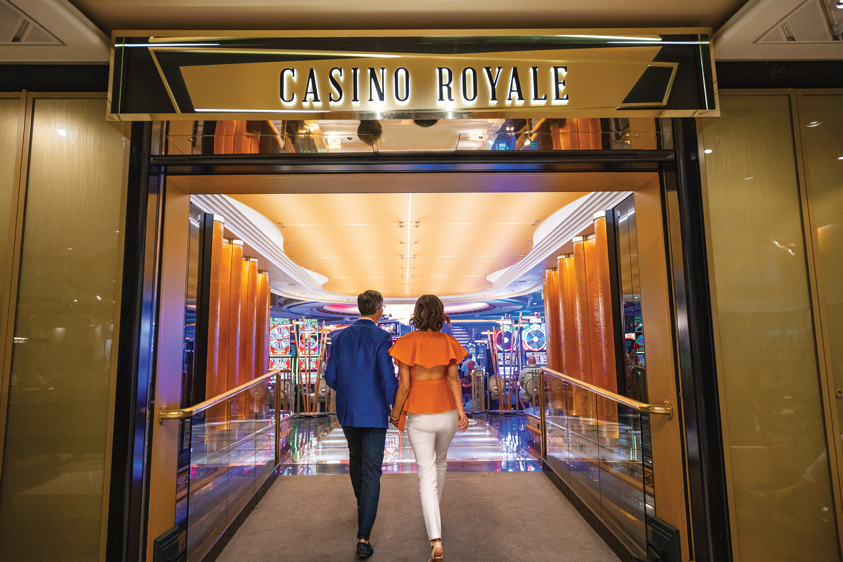 Pareja entrando al casino en el Navigator of the Seas