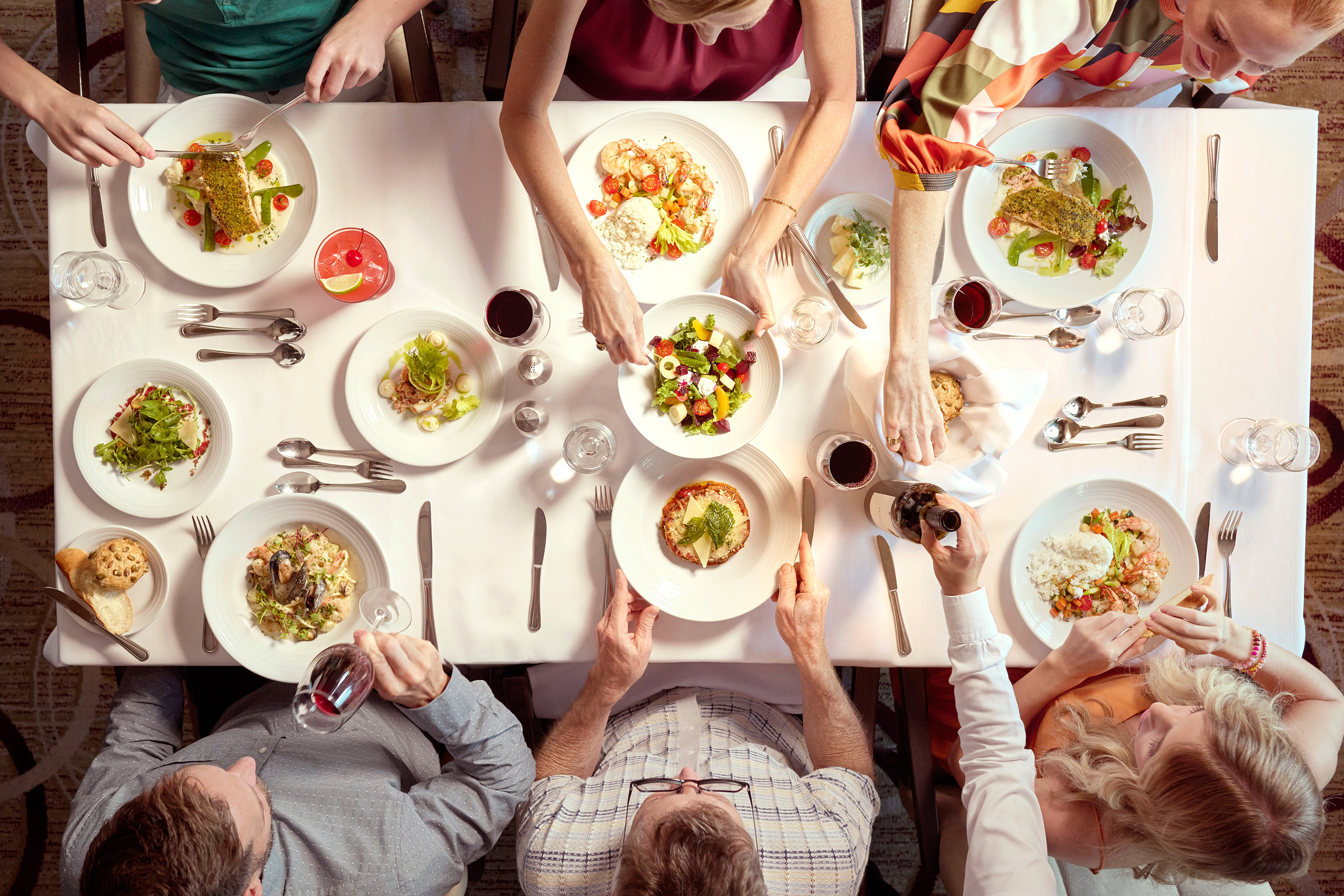 Vista dall'alto di una cena in famiglia al ristorante principale della Symphony of the Seas