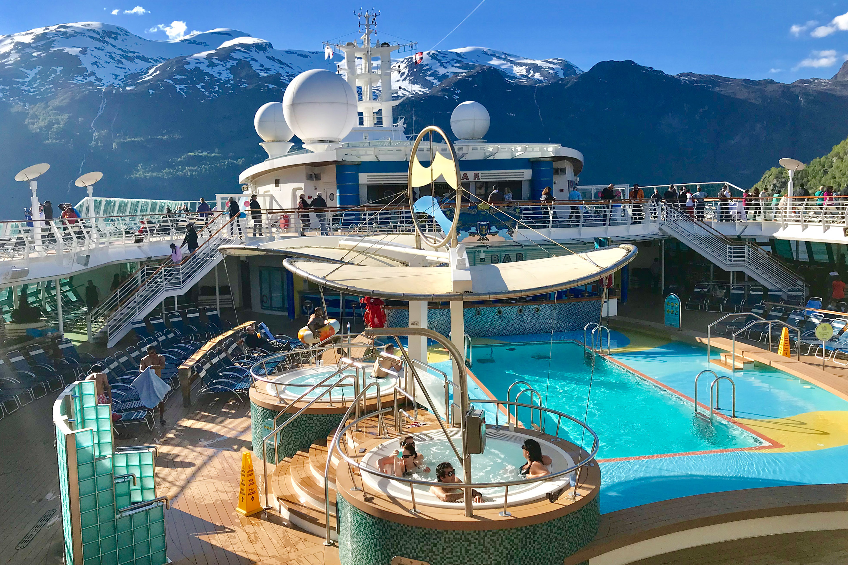 Serenade of the Seas con una vista panorámica impresionante de Alaska.