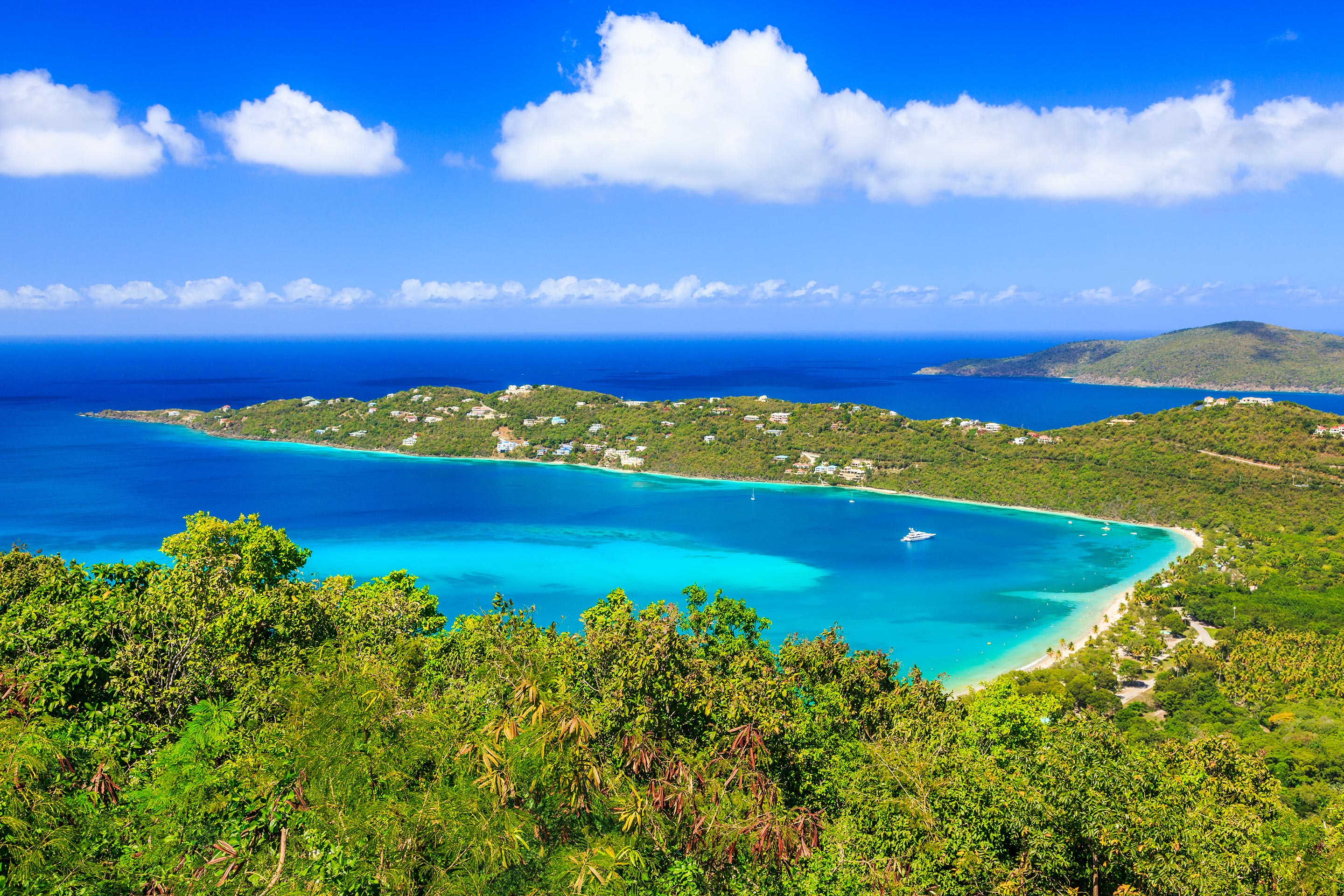 Aguas de color turquesa en una isla del Caribe