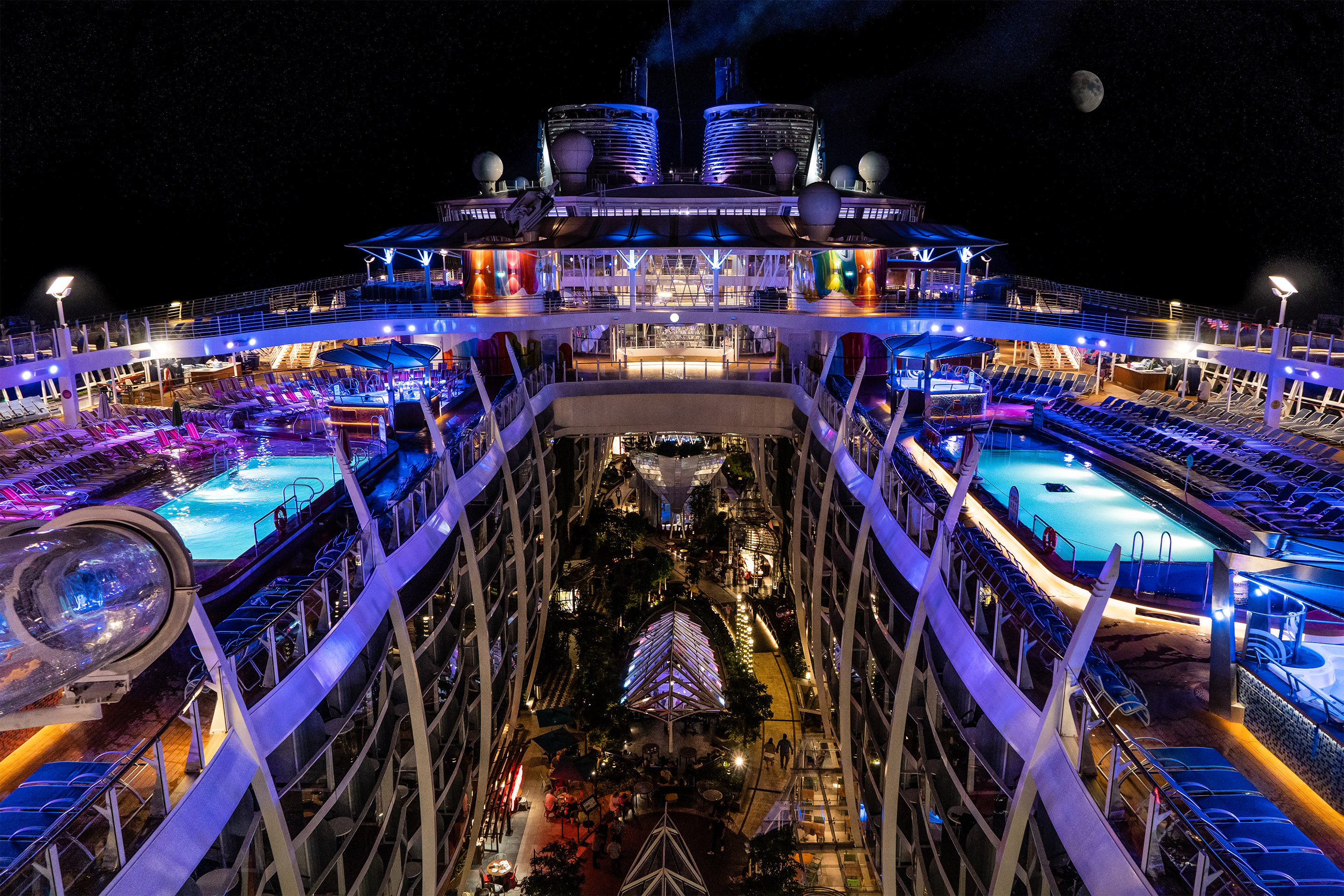Luna en la noche a bordo del Symphony of the Seas.
