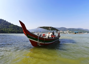 a boat waiting for the tourists to round the island