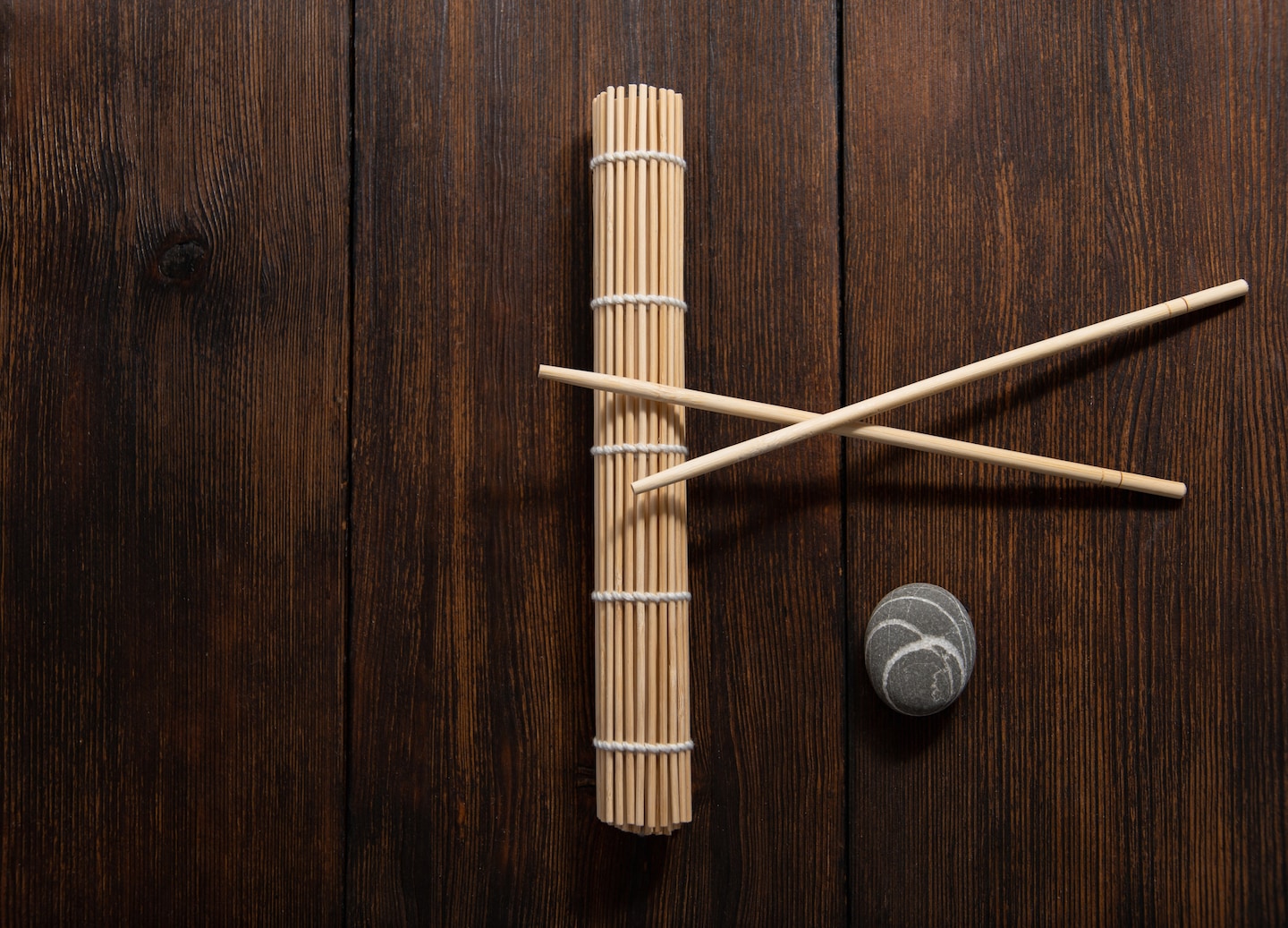 Hong Kong chopsticks and dining sets feature decorative designs, perfect for gifts or home use.