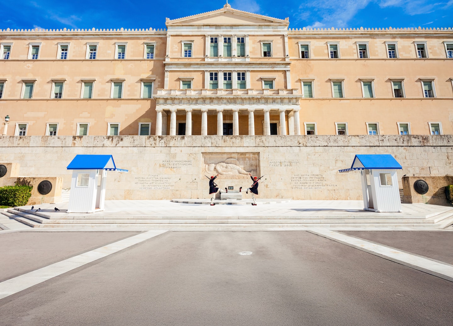 The Hellenic Parliament stands over Syntagma Square. - Barcelona, Spain