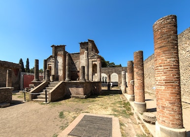 pompeii ancient ruins frozen in time