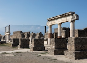pompeii ruins ancient columns