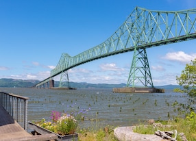 astoria bridge from riverwalk