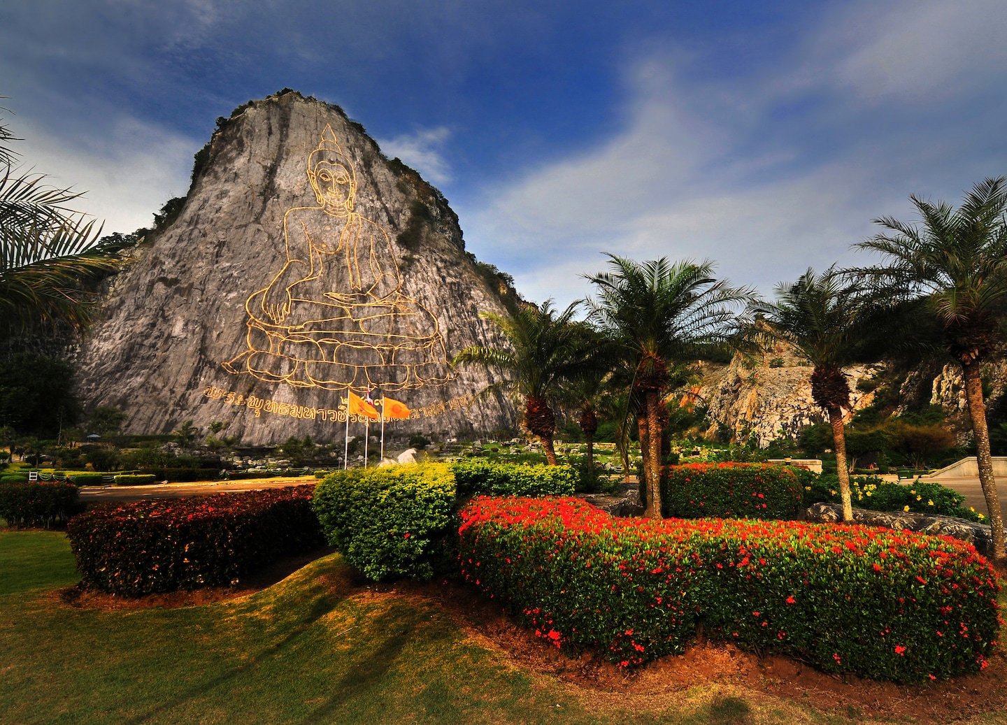 Ancient City displays Thailand’s landmarks in miniature, with trams, gardens, and lotus ponds.