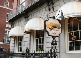 bos boston cheers bar