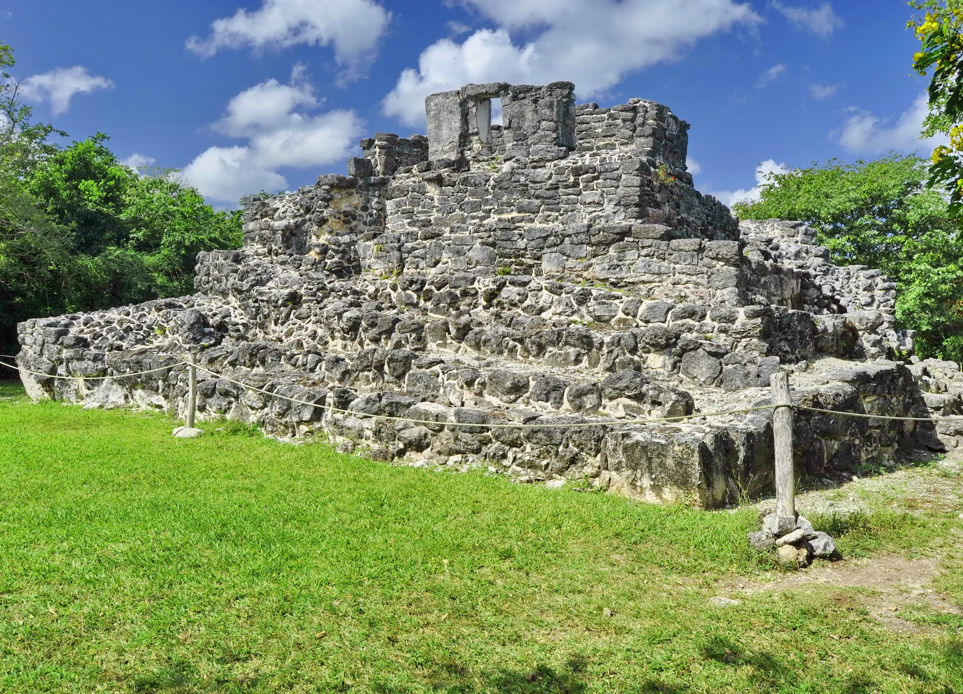 pyramid san gervasio mayan ruins cozumel