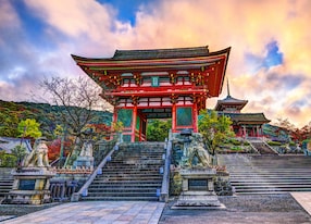 kiyomizu dera temple gate in kyoto japan in the morning