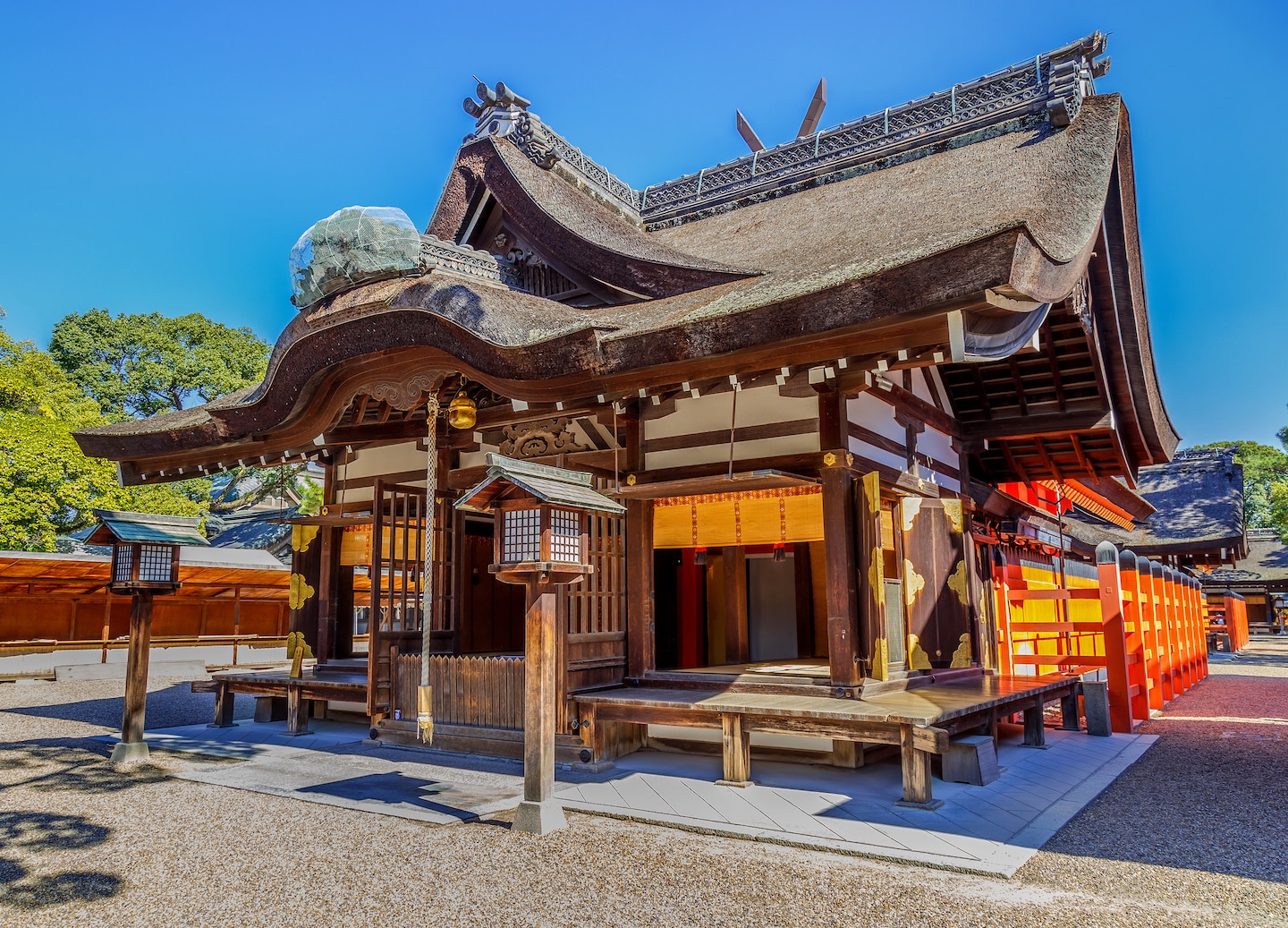 Crisp fall weather is perfect for shrine visits and neighborhood walks.