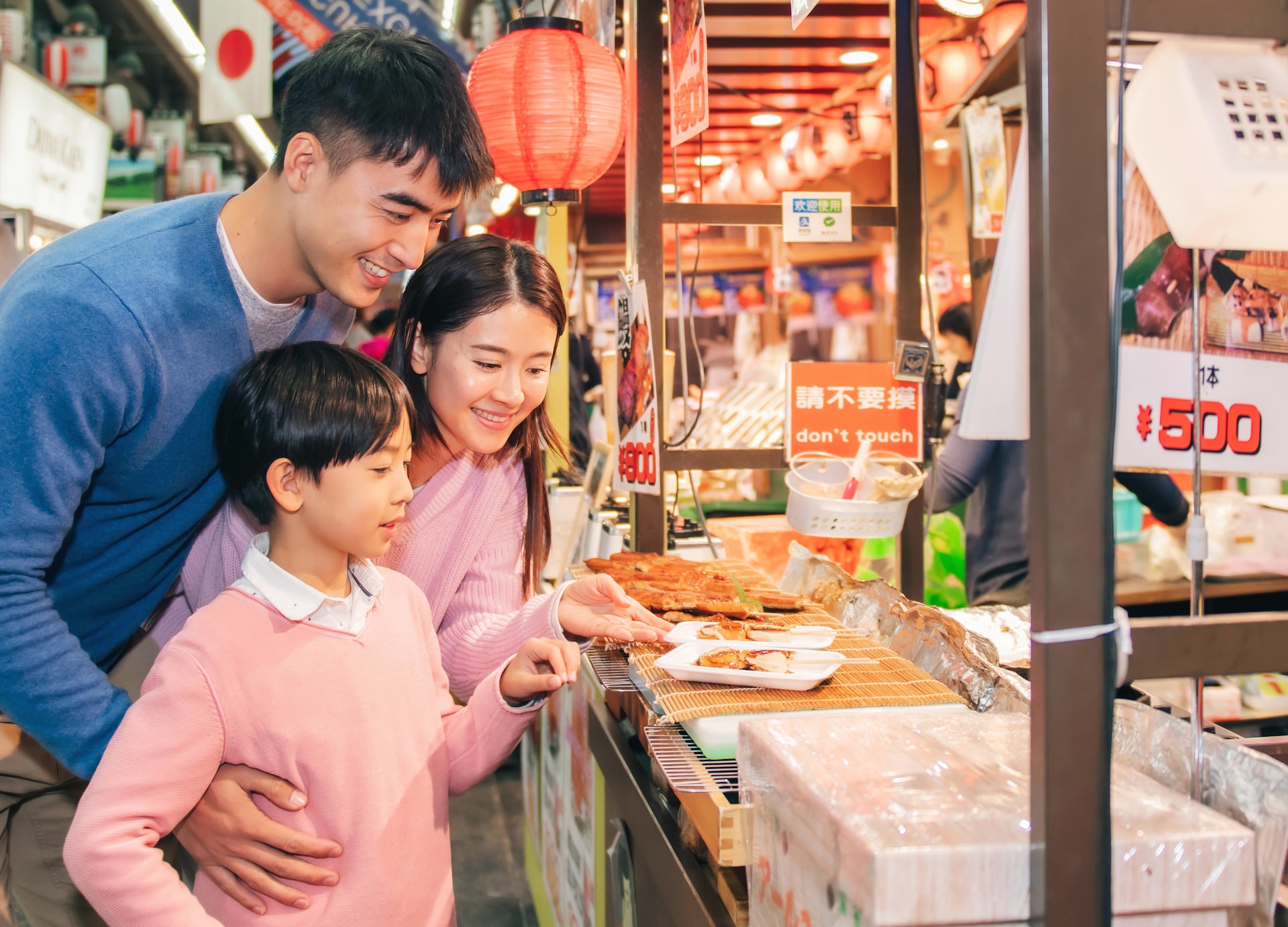 Osaka Tenmangu Shrine and Kuromon Ichiba Market Mandarin Guide Family