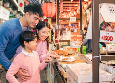 Osaka Tenmangu Shrine and Kuromon Ichiba Market Mandarin Guide Family