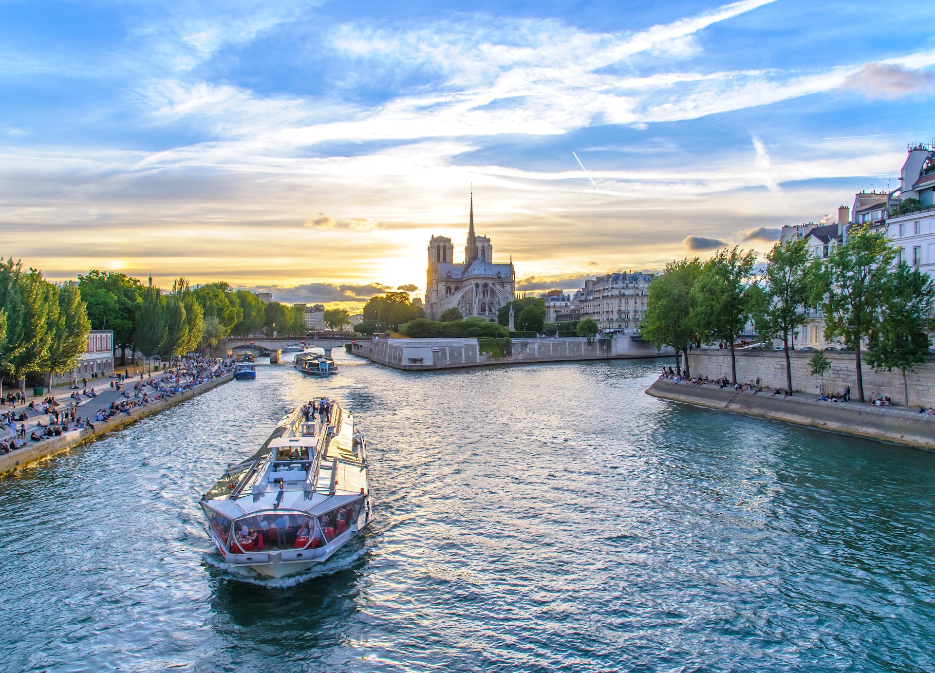 notre dame de paris cathedral and seine river