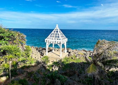 Explore Roatan Sightseeing Tour Light House Estate