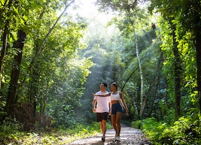 hike to salto el limon couple walking