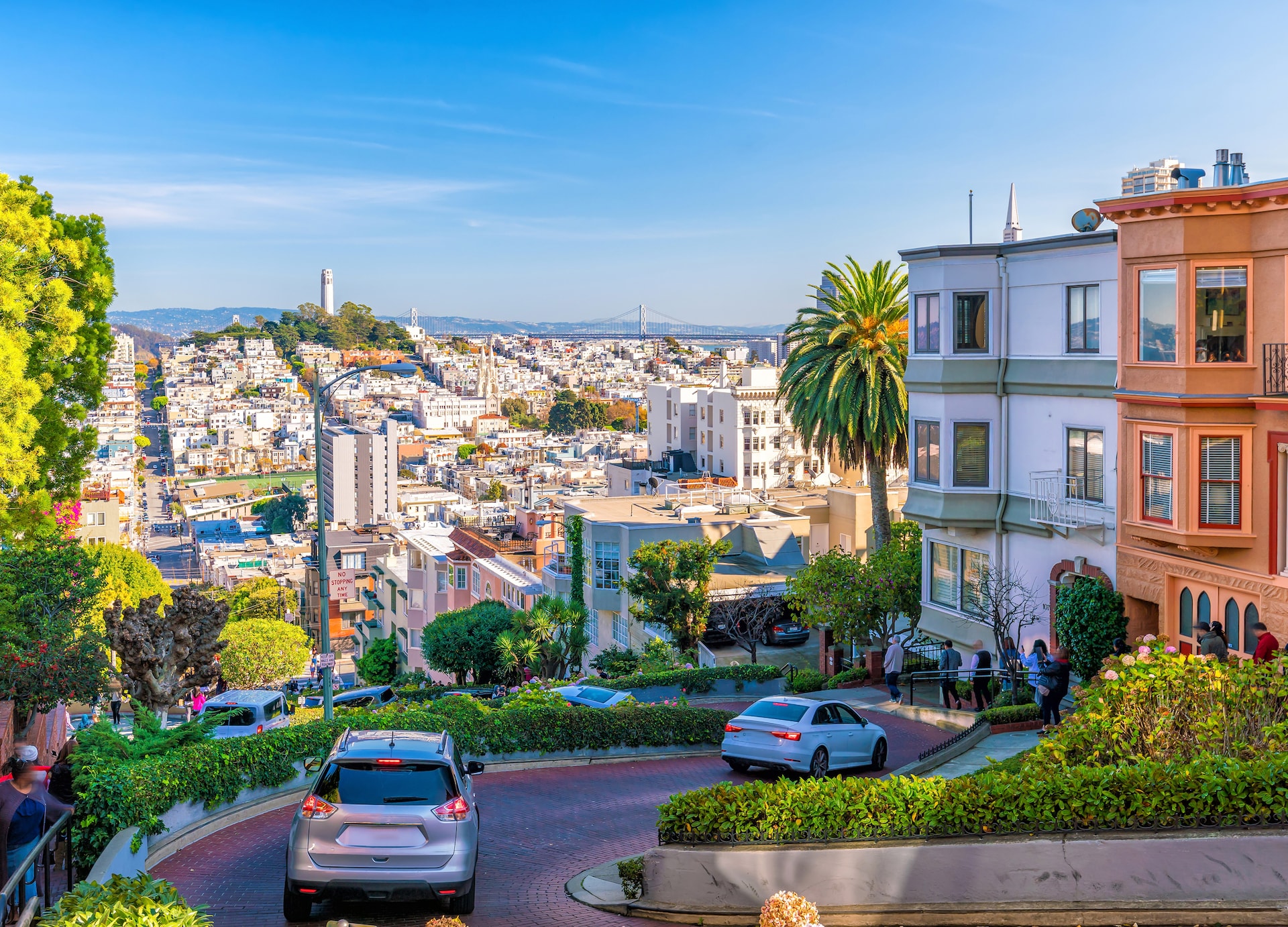 lombard street san francisco skyline