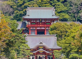 kamakura japan mar tsurugaoka hachimangu shrine march in kamakura japan one the