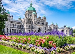 beautiful view of historic parliament building in the citycenter of victoria with colorful flowers