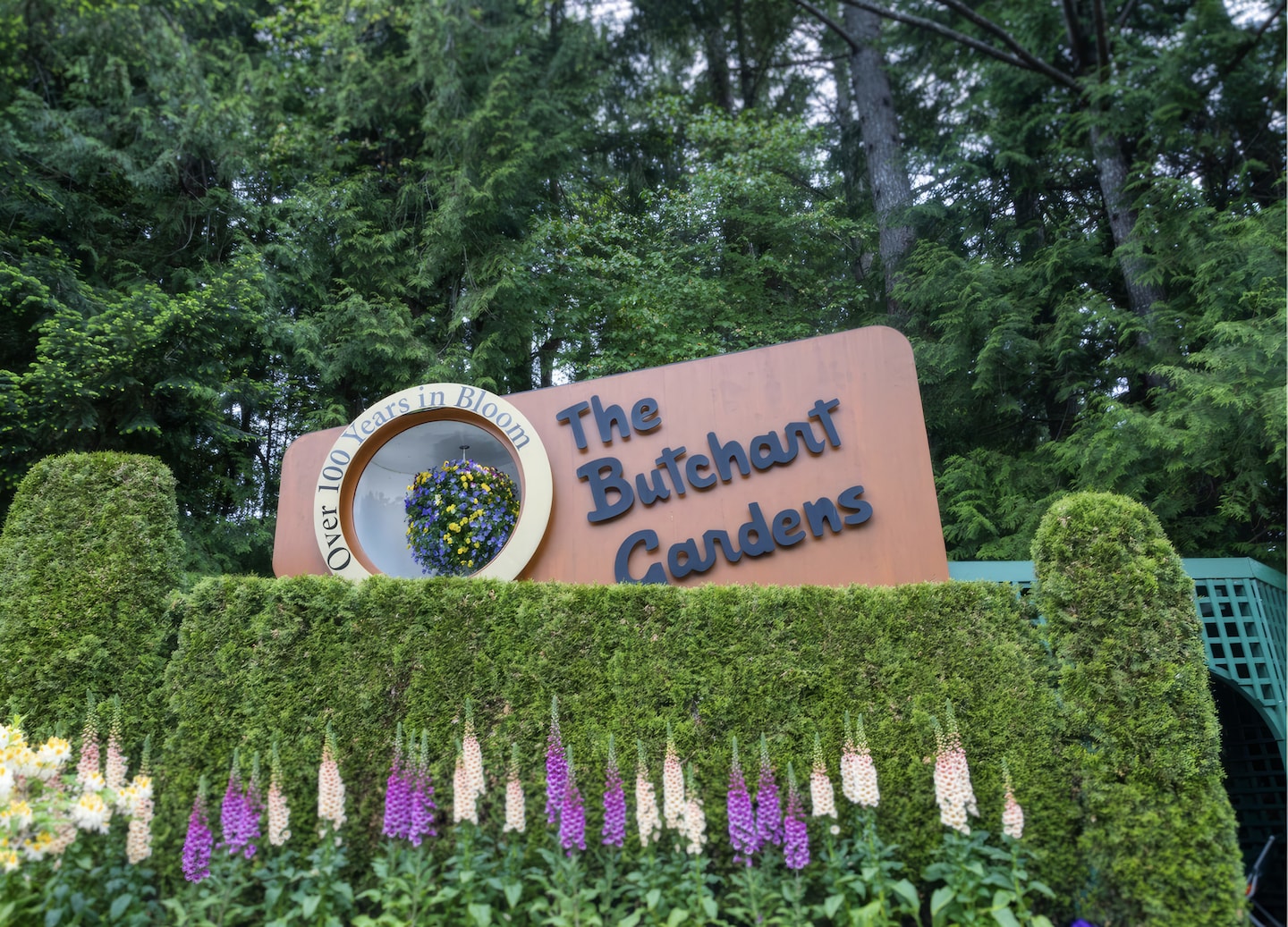 Butchart Gardens entrance sign welcomes visitors to the renowned floral attraction. - Victoria, British Columbia