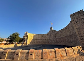 Merida City Highlights and Shopping Monument to Fatherland Monumento a la Patria